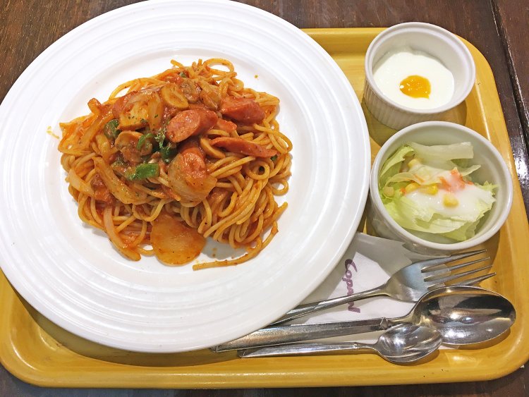 ナポリタンのパスタセット。セットメニューにはミニサラダとプチデザート、ドリンクが付く。