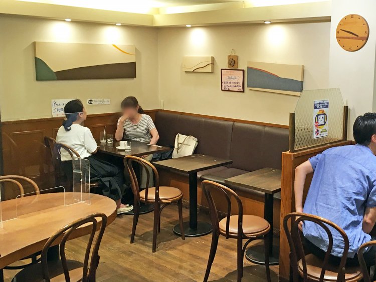 店の奥にはグループで楽しめるテーブル席も。