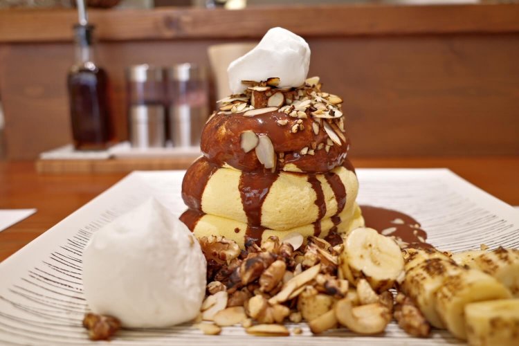 お次は「炙りバナナのチョコナッツソース」1800円にホイップクリーム100円。