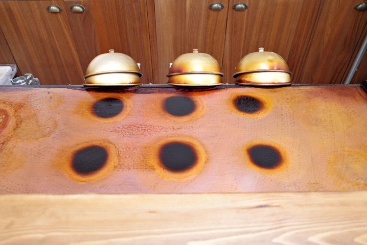 銅板に並んだ6つの丸印が愛おしい。