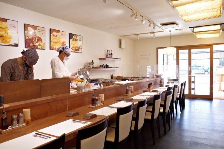 カウンターのみの一風変わったカフェ。