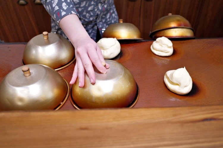 絶妙な加減で焼かれる生地。店員さんいわく「かなり練習しました」。