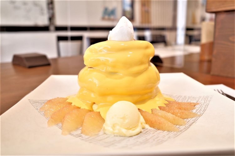 「柑橘果実のカスタードソース」1800円にバニラアイスクリーム100円。柑橘類は季節によって変わる。取材時はピンクグレープフルーツ。