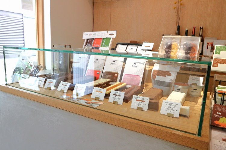 ガトーショコラやチーズケーキは1本各3510円。常時およそ8種類の焼き菓子を販売。