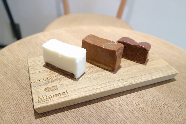 ガトーショコラまたはレアチーズケーキのスライス3種類、ペアリングのドリンクがついたセット1200円（写真は見本）。＋200円でスライスの種類を増やせる。