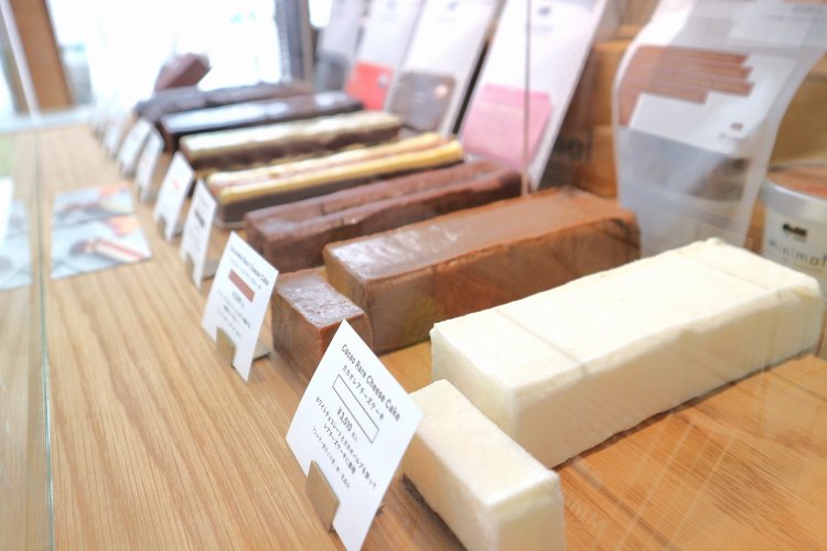 ガトーショコラ、レアチーズケーキは1本各3510円。