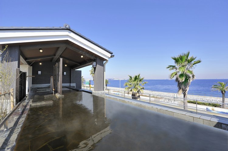 大海原を望む展望露天の上の湯。天然温泉かけ流しが贅沢。