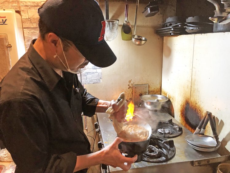 多い時にはランチタイムに50～60杯の親子丼を作る。