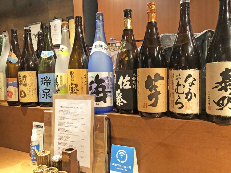 夜は豊富な種類のお酒とともに鶏料理を楽しめる。