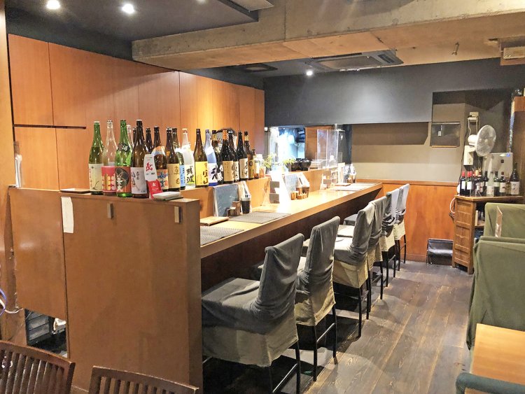 店内は木目調の落ち着いた空間。