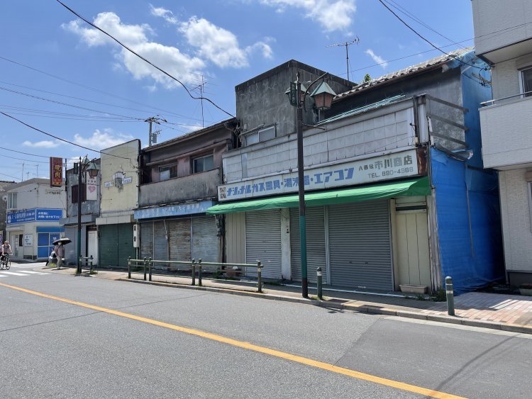 本木新道。店の多くはシャッターが閉じられたまま。