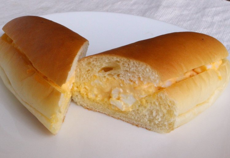 一番人気のフレッシュたまごパン220円。調味料は塩とマヨネーズのみで玉子の風味をしっかり味わえる。