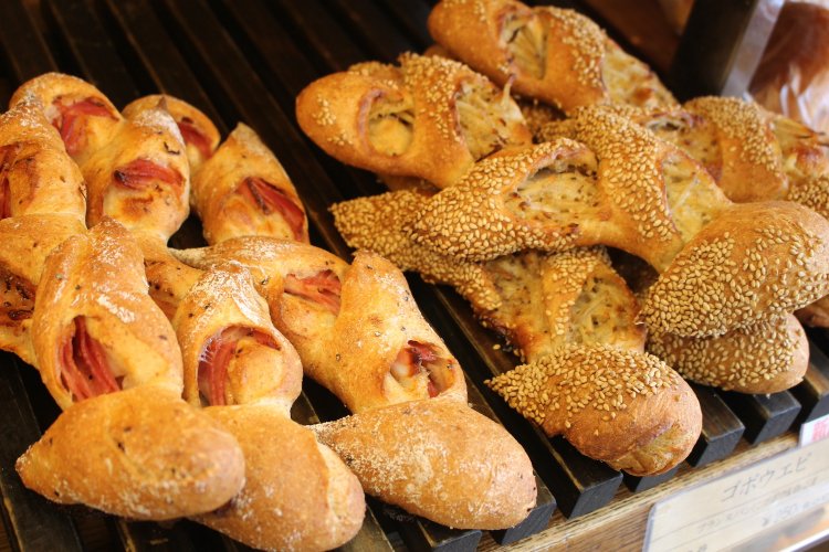 菓子パンや惣菜パンだけでなくハード系も充実。天然酵母を使うエピは、かじりつけば豊かな香りが立つ。