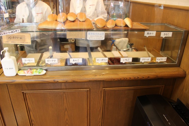 コッペパンは挟む具材を選べる方式。