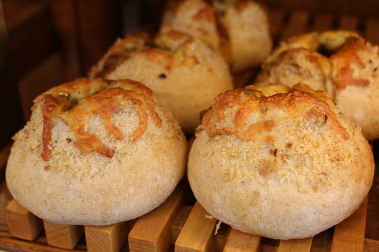 チーズカレーフランス280円。フランスパンの生地にチーズを乗せた焼きカレーパン。まさに「ちょっといいパン」だ。