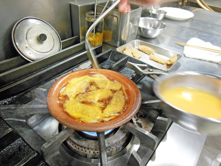 玉ねぎのスライスを割り下でしっかり煮込み、イワシフライを5本入れて卵とじに。