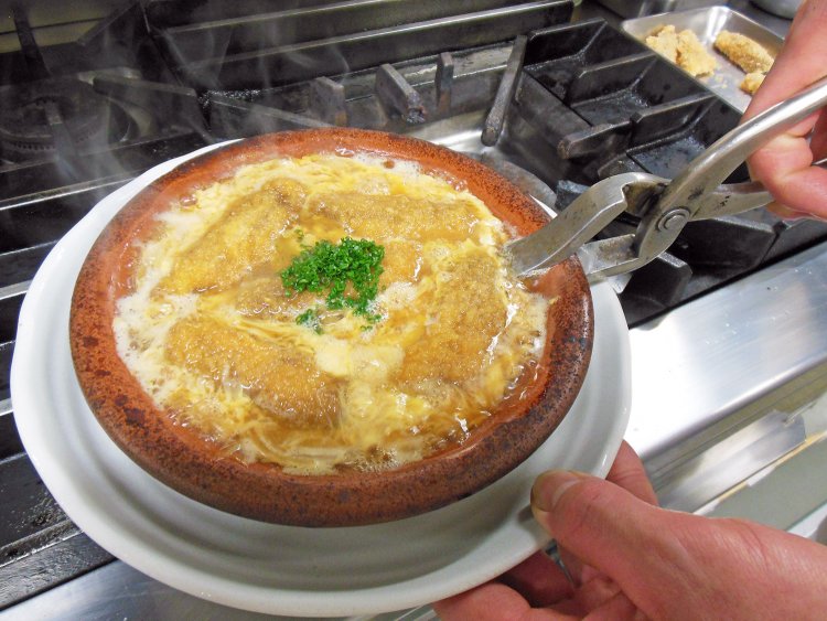 衣がクッタリならないように絶妙なタイミングで土鍋を火からおろし、ぐつぐつ煮立った状態でお客さんの元へ。