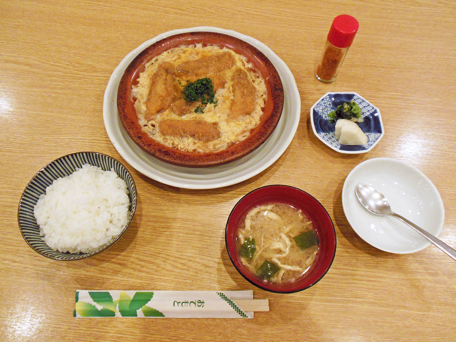 いわしの柳川鍋定食990円は、ご飯、味噌汁、香の物付き。ご飯は2杯目までおかわり無料。