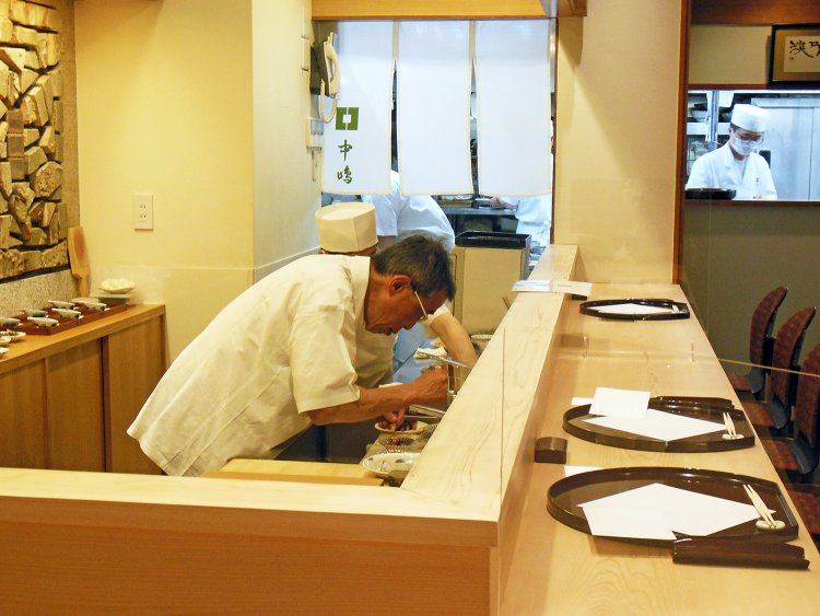 夜営業の仕込みにかかった貞治さん。その姿は気迫に満ちている。