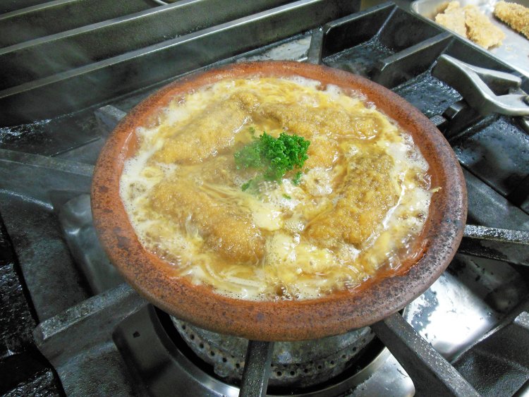 イワシのフライを卵でとじた柳川鍋。