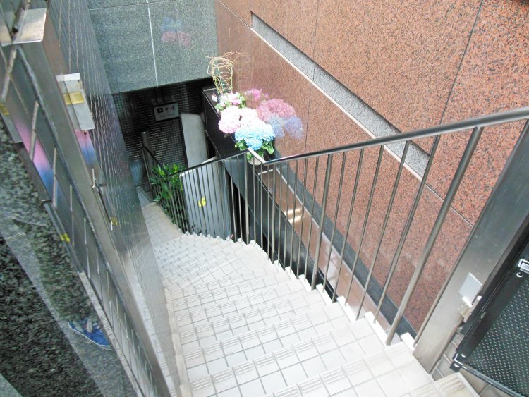 昼限定のイワシ料理を目当てに、店があるビルの地下1階に続く階段に行列ができる。