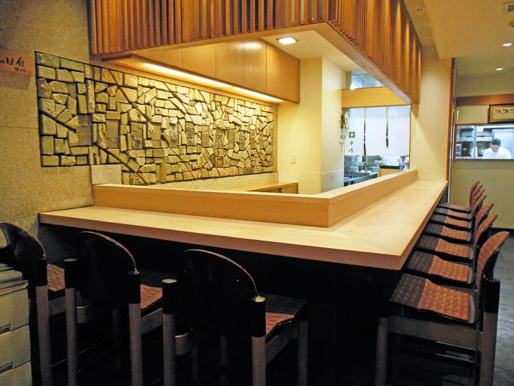 カウンターは10席。板場の丁寧な仕事ぶりを目の前で楽しむことができる。