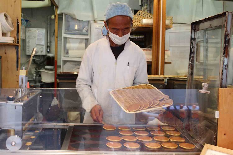 職人さん一人で一日2000枚焼き上げることもあるという！