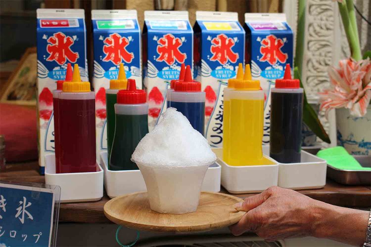 シロップかけ放題のかき氷300円。白蜜味の氷だけでも十分満足。