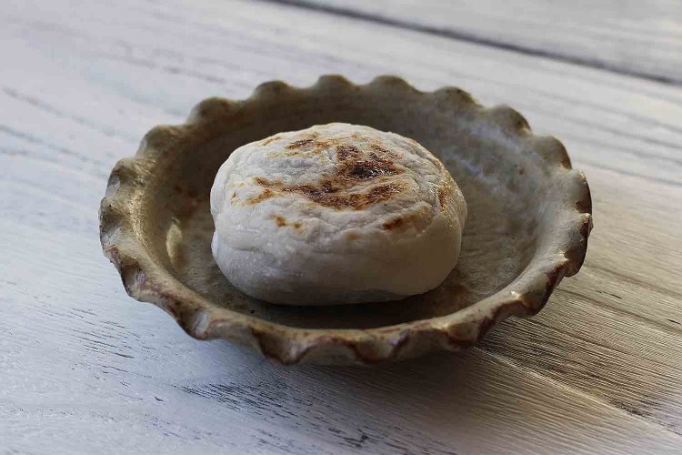 巣鴨名物に香ばしく焼き目をつけた焼塩大福160円。