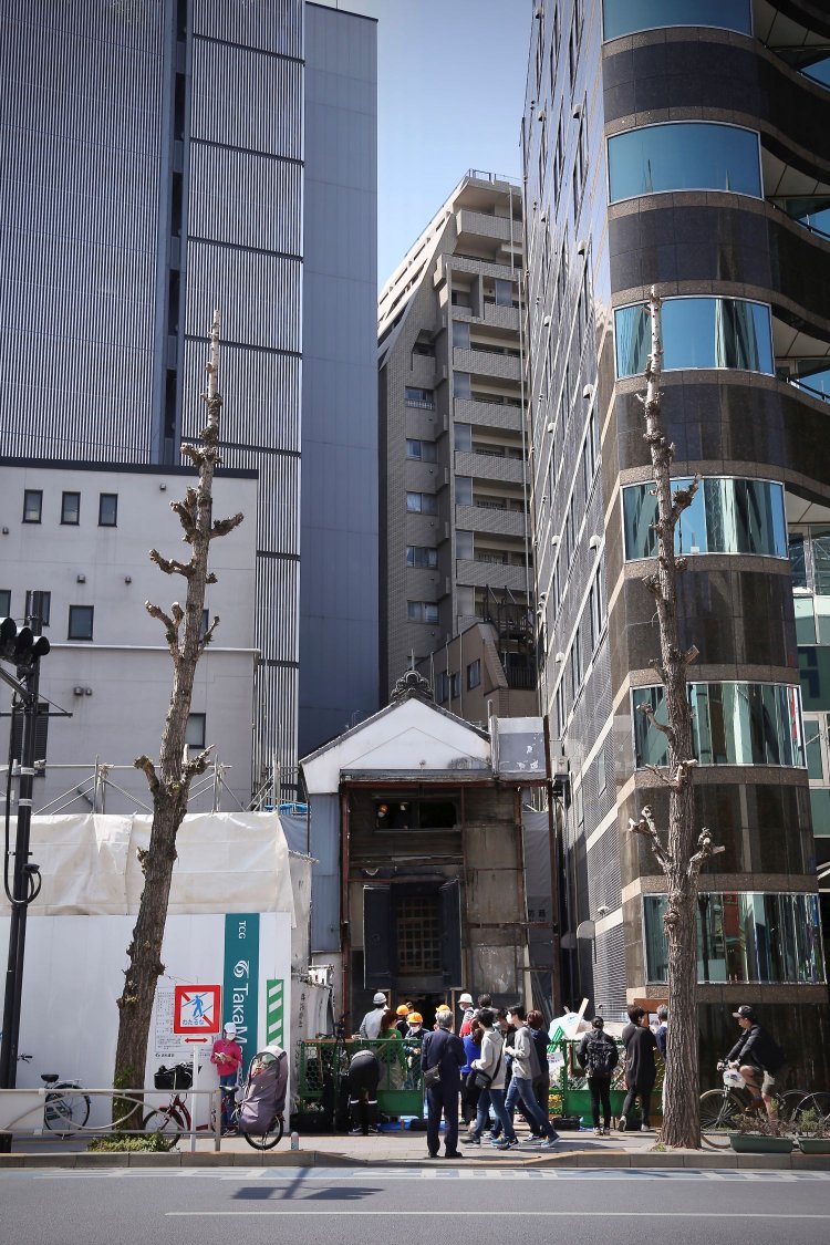 カフェ部分が取り壊され、久しぶりにその顔が見せた蔵（4月9日）。©Hideki Shiozawa