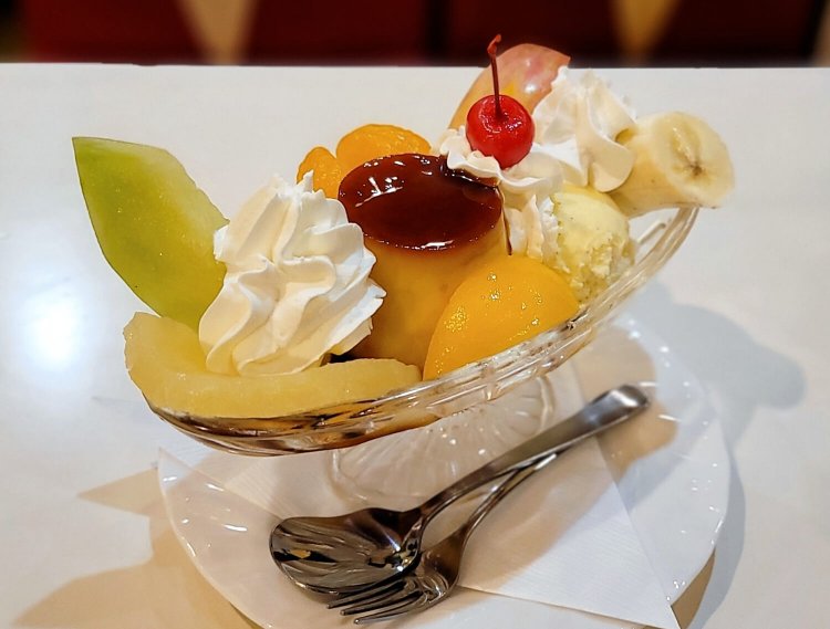 プリンアラモード 800円。