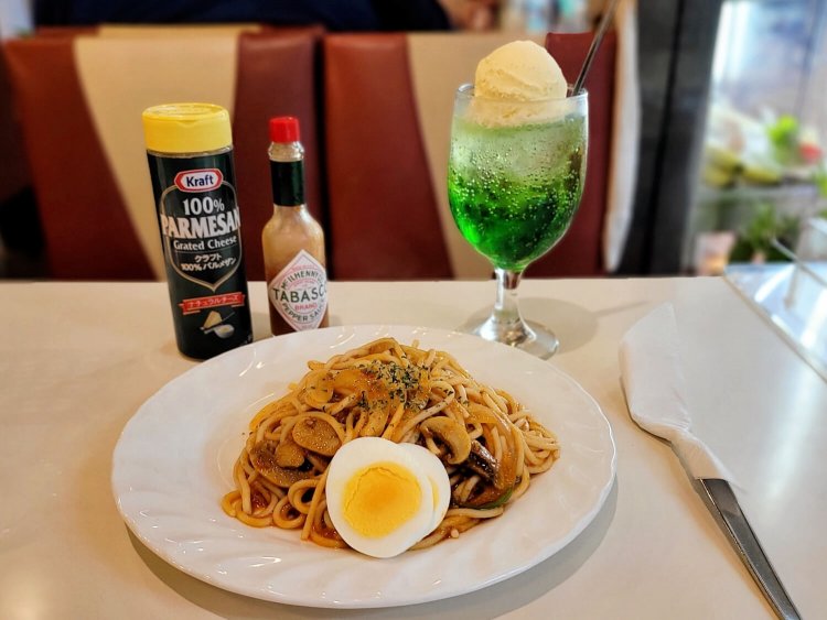 ナポリタン スパゲティ 630円。クリームソーダ 530円。