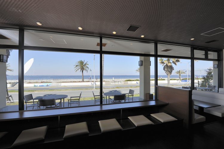 食事処から見た海辺の風景。テラス席もある。