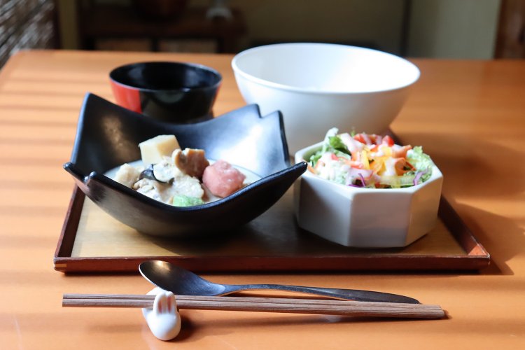 和らく名物、平日限定の復刻・生麩入りグリーンカレー1000円。