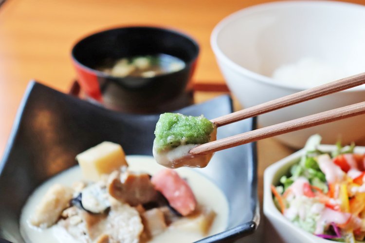 グリーンカレーに揚げた生麩、斬新だけど驚くほど相性のよい取り合わせ。