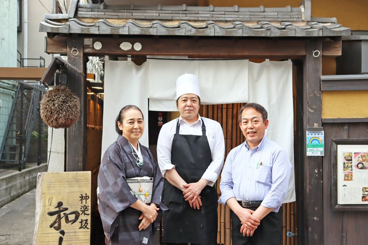 木下店長、岡本料理長ら、スタッフのみなさんの心温まる接客も『神楽坂和らく』の魅力。