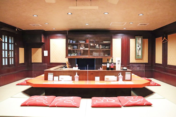 年月を経た建物だけが持つ落ち着きと魅力を兼ね備えた炉端席。