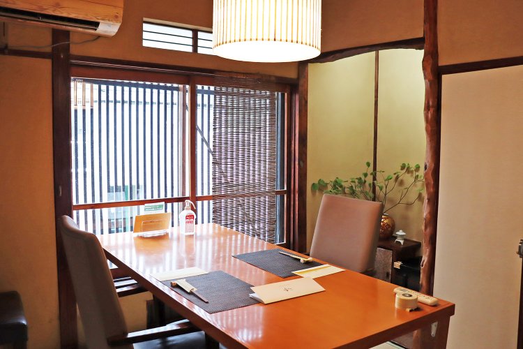 2階の個室・蘭の間。和の佇まいと陰影が魅力。