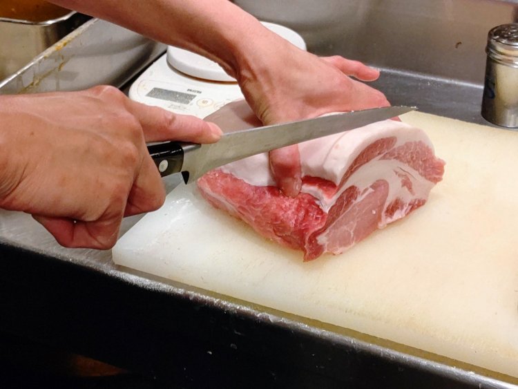 「特ロース用」の肉を切り出す。一つの塊からそう多くは取れないため確実に食べたいなら早めの来店がベター。