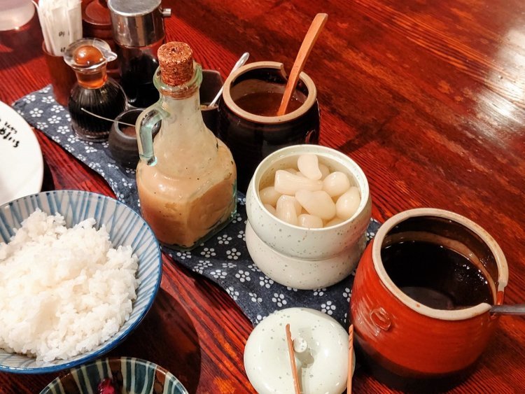 ソースのほかにも岩塩など多彩な調味料を用意。口休めのラッキョウもありがたい。