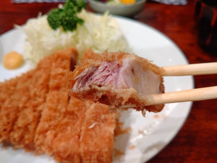 断面はうっすらピンク色、絶妙な揚げ加減に思わずうっとり。