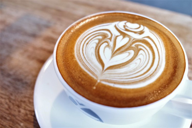 優雅なアートを楽しんだら、泡、エスプレッソ、ミルクのベストなバランスを存分に味わって。ラテ600円。