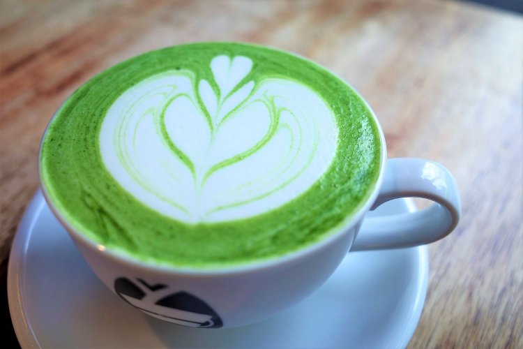 鮮やかな抹茶ラテ600円をお供に。