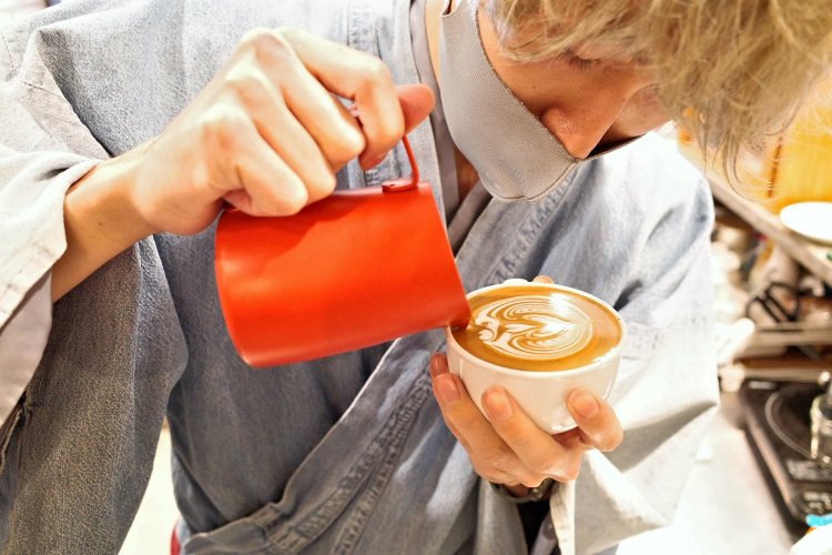 店長の華麗な手さばきは必見。ピッチャーに入ったミルクの流れる模様だけでハートやリーフを描くフリーポアというラテアートは、ピックでお絵描きするタイプのラテアートとは違った難しさがあるそうだ。