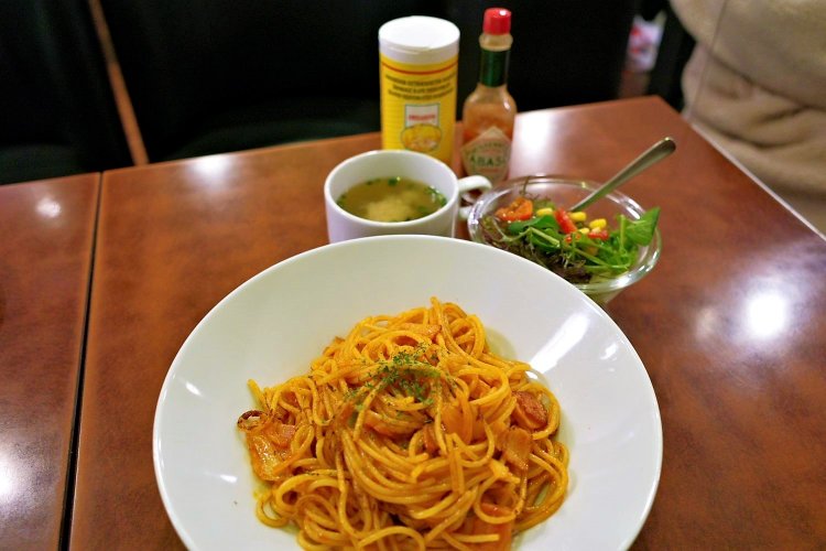 ミニサラダとスープが付いて980円。