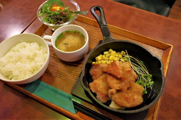 ナポリタンと同じくらいよく売れるというポークジンジャー。すっきり甘辛いソースがモチモチの豚肉に絡んで美味。ライスとサラダ、スープが付いて1180円。