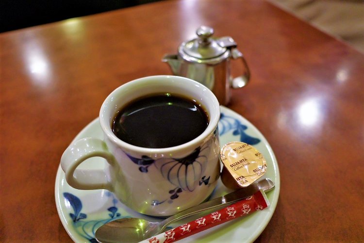 『友路有』オリジナルブレンドの豆をお店で挽くから風味も際立つ。友路有ブレンド500円。