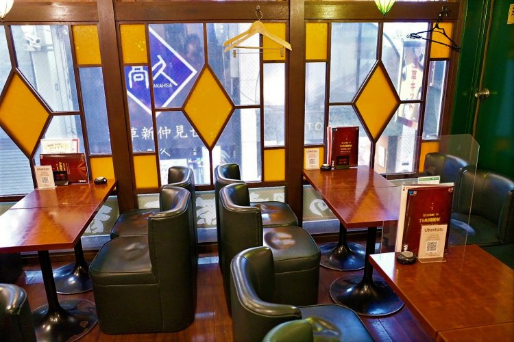 行き交う人を眺めたい窓側の席。