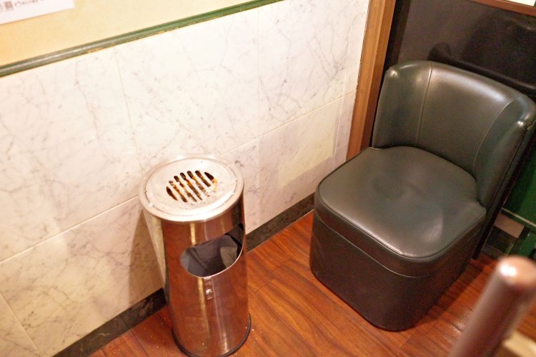 愛煙家さんの居場所はちょっと狭くなったけど、まだちゃんと守っています。