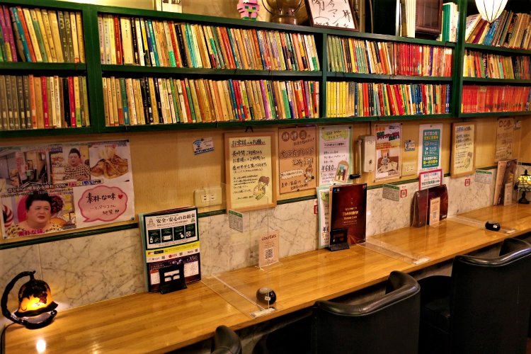 文庫本がぎっしり詰まった本棚も見どころ。常連さんが寄贈してくれるのだとか。